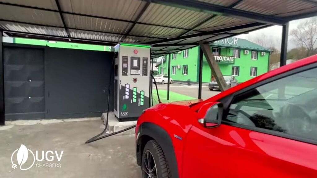Lernen Sie die 160-kW-Schnellladestation Fast Charger GBT von UGV Chargers im Netzwerk des GO TO-U-Betreibers nahe der Grenze zu Shegini kennen