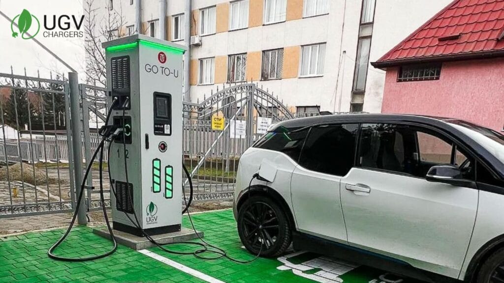 Lernen Sie die 80-kW-Schnellladestation Fast Charger GBT von UGV Chargers auf der GO TO-U-Plattform in Truskavets kennen