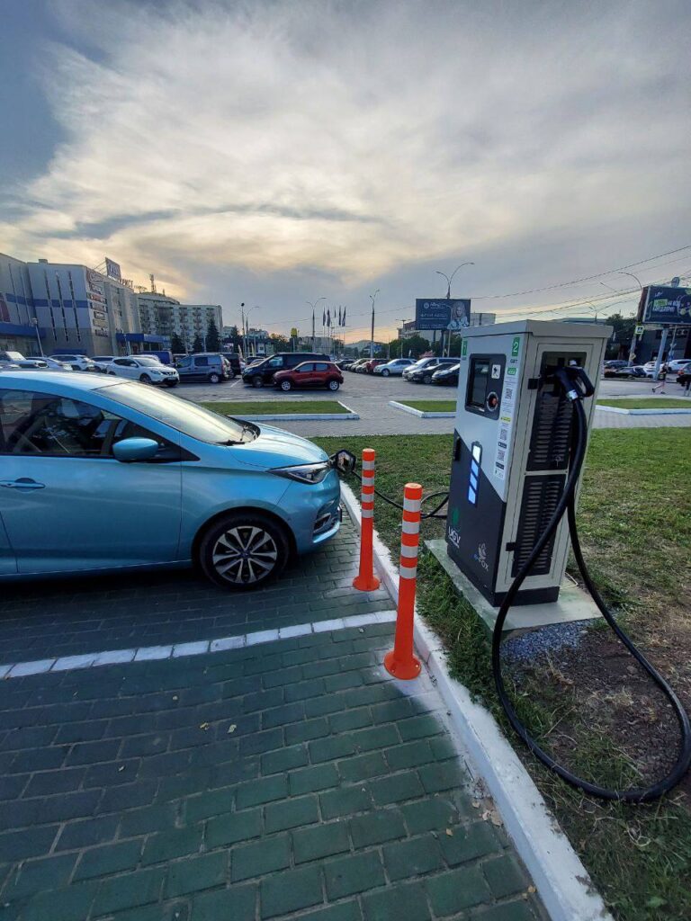 Швидкісна зарядна станція 60 кВт UGV Chargers у Чернівцях