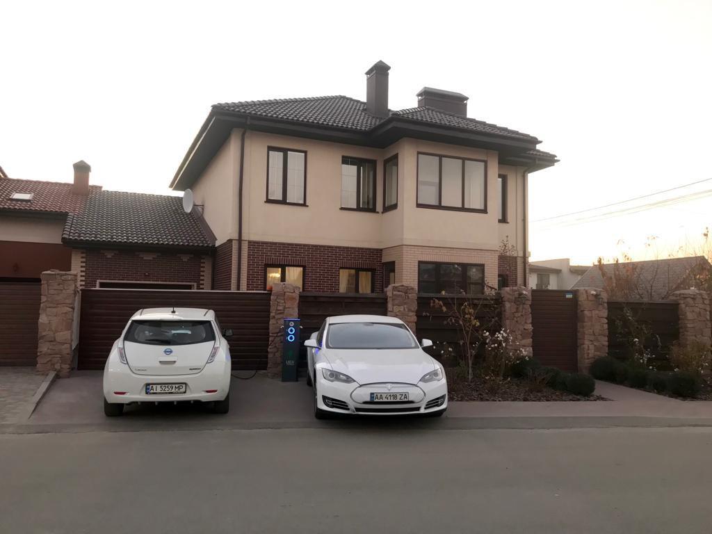 Покрокова інструкція: як користувачеві зарядити авто на AC-станції з платіжним терміналом UGV Chargers