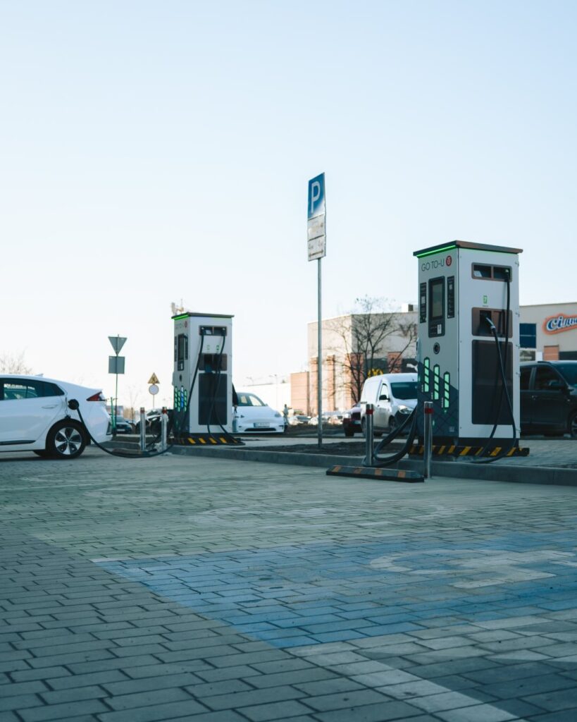 Потужний зарядний хаб 640 кВт у Львові з UGV Chargers