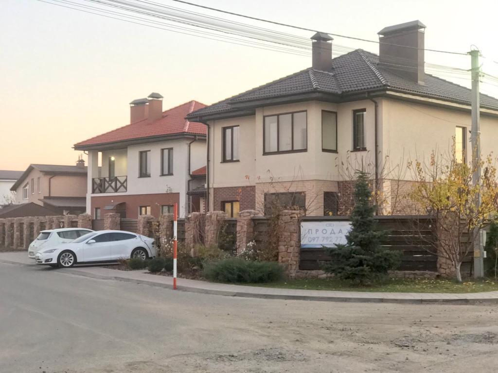 Новий стандарт гостинності: чому вашому готелю потрібна зарядна станція UGV Chargers?