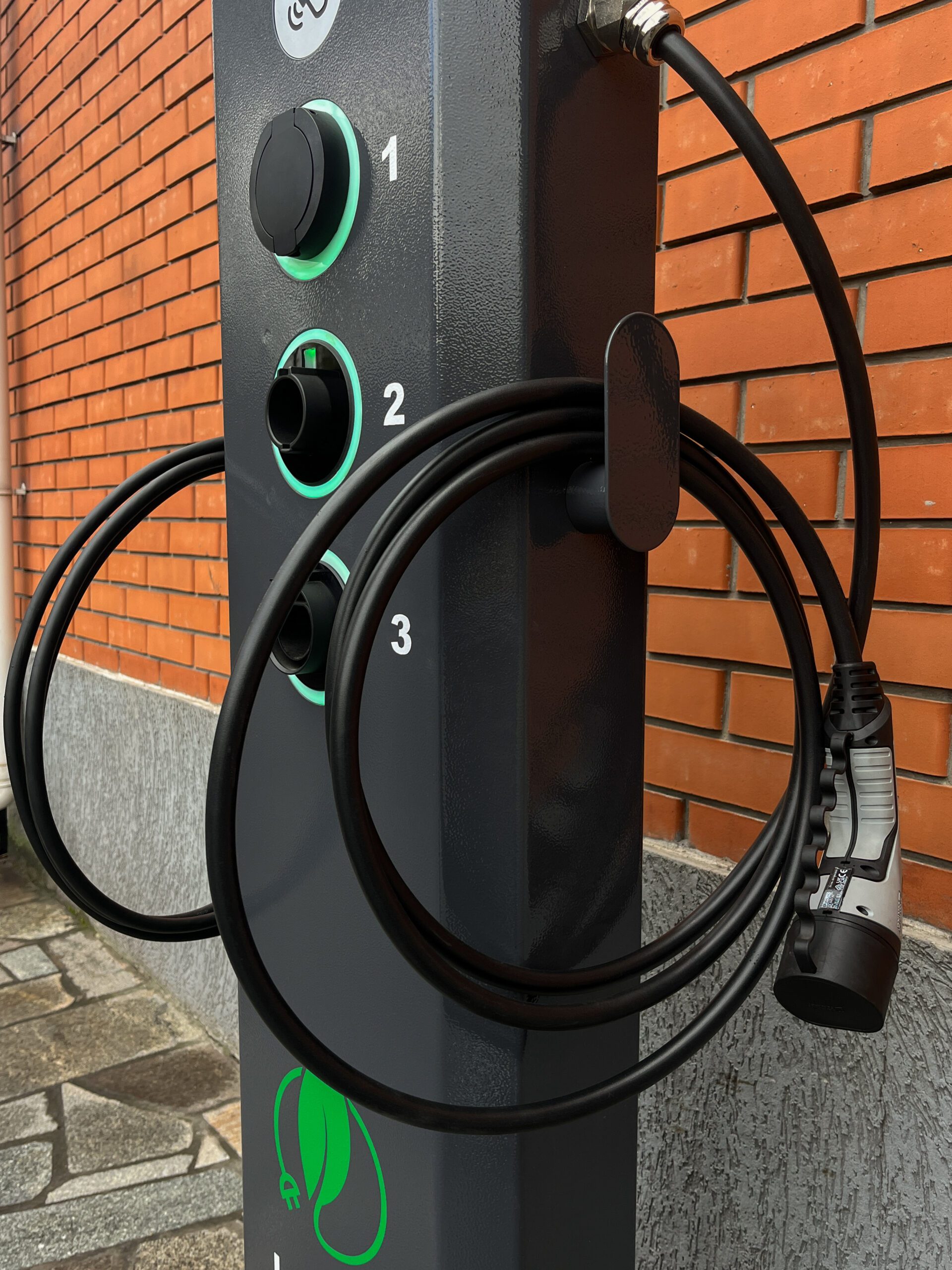 3-портова AC станція UGV Chargers